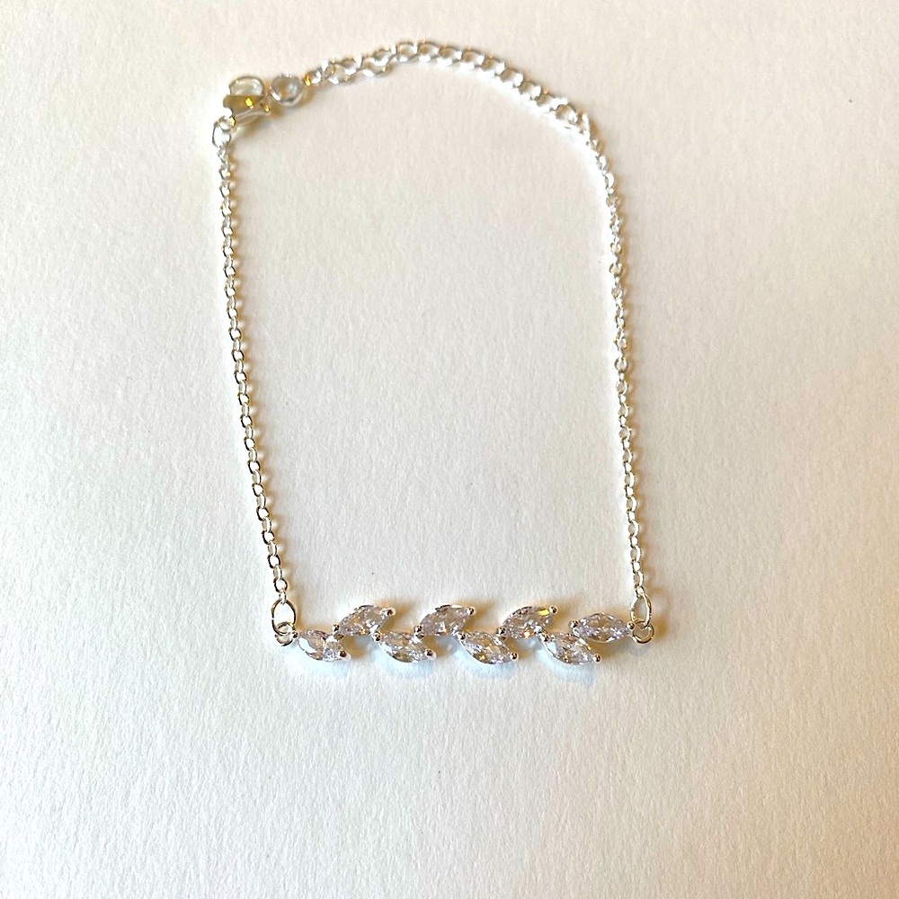 Delicate Silver Bracelet with Intricate leaf Centerpiece